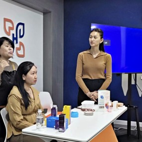 캄보디아 헤이븐 아카데미에서 시연중 1