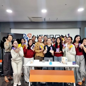 캄보디아 헤이븐 아카데미에서 시연중